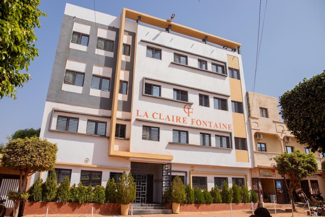 Enfants en classe - Claire Fontaine